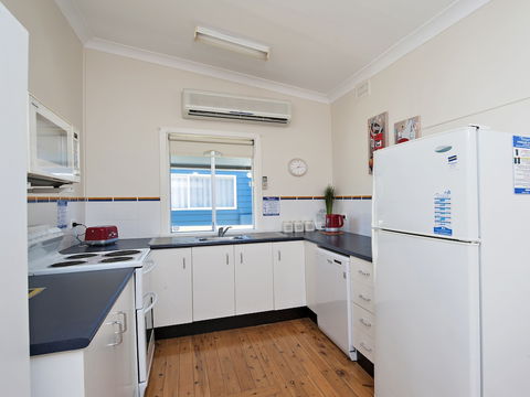 Fingal Beach Shack - Accommodation Newcastle 3