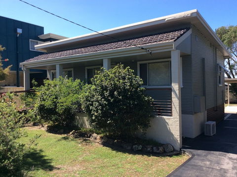 Fingal Beach Shack - Accommodation Newcastle 4