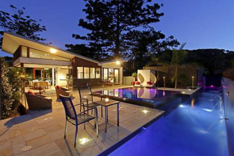 Barefoot At Broken - Accommodation Newcastle 0