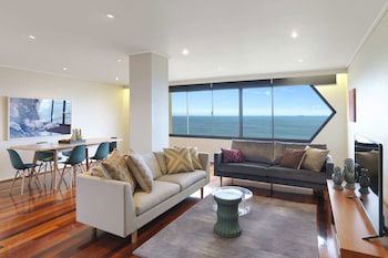 Panoramic Views Across The Bay - Accommodation Newcastle 0