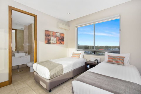 Luxury 2 Bed Apartment Located In The Santai Resort - Accommodation Newcastle 6