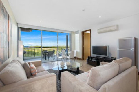 Luxury 2 Bed Apartment Located In The Santai Resort - Accommodation Newcastle 0