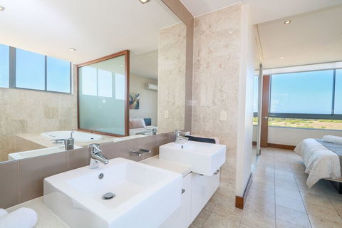 Luxury 2 Bed Apartment Located In The Santai Resort - Accommodation Newcastle 5