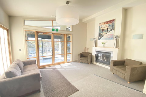 Chalet Hotham 8 - Accommodation Newcastle 2