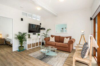 Half Moon Cottage - Accommodation Newcastle 0