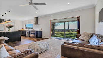 Your Luxury Escape - Paul's Farmhouse - Accommodation Newcastle 1