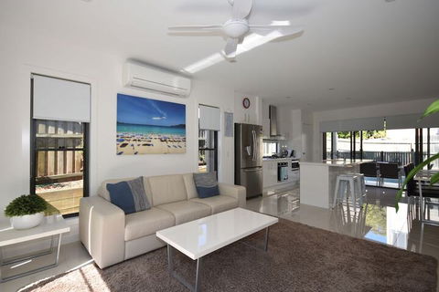 Holiday With A View Lowry Street - Accommodation Newcastle 3