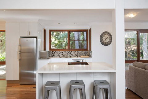 Barefoot Beach House - Shoal Bay - Accommodation Newcastle 4