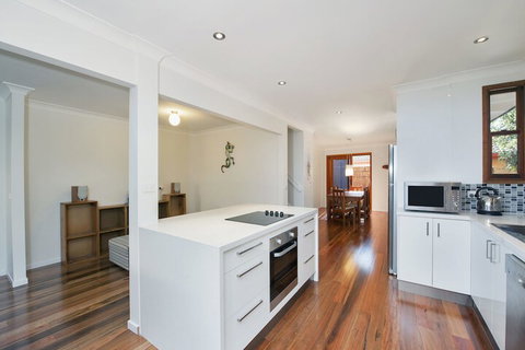 Barefoot Beach House - Shoal Bay - Accommodation Newcastle 2