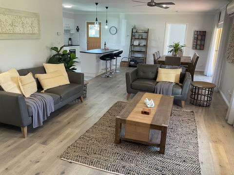 Valley View Townhouse - On The RAIL TRAIL - Accommodation Newcastle 2