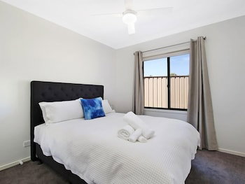 Alpine Knights Stylish Luxury - Accommodation Newcastle 0