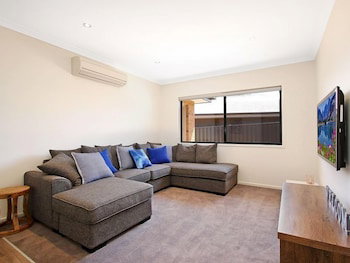 Alpine Knights Stylish Luxury - Accommodation Newcastle 5