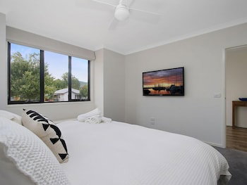 Alpine Knights Stylish Luxury - Accommodation Newcastle 3