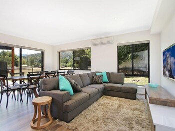 Alpine Knights Stylish Luxury - Accommodation Newcastle 1