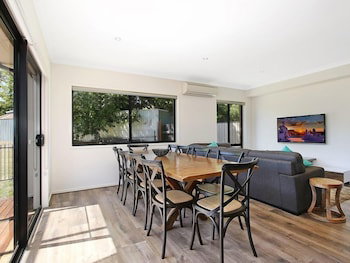 Alpine Knights Stylish Luxury - Accommodation Newcastle 2