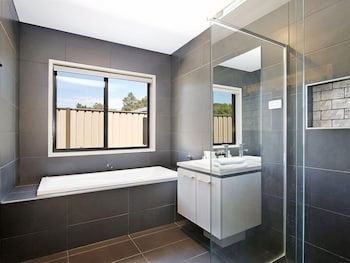 Alpine Knights Stylish Luxury - Accommodation Newcastle 6