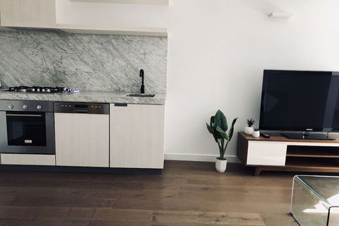Level 8 Marvelous Apartment With Pool Access - Accommodation Newcastle 2
