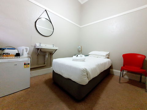 Royal Hotel West Wyalong - Accommodation Newcastle 4
