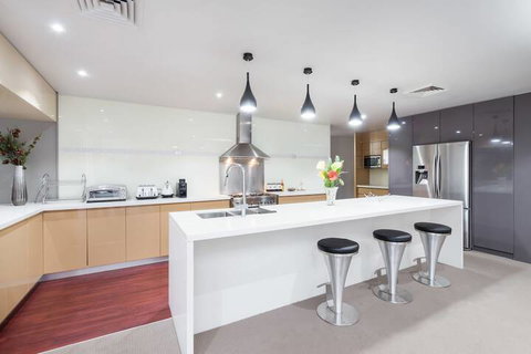 Luxury Bungalow - Accommodation Newcastle 3