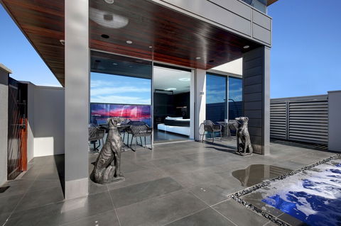Luxe Haus - Accommodation Newcastle 4
