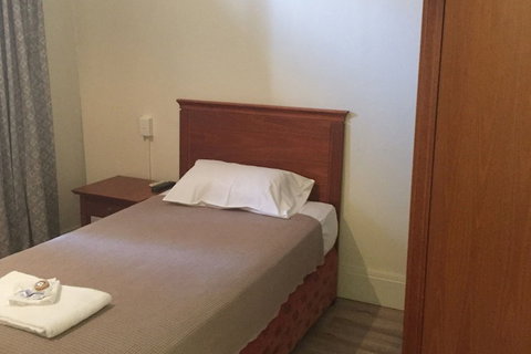 Aussie Hotel - Accommodation Newcastle 3