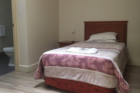 Aussie Hotel - Accommodation Newcastle 4