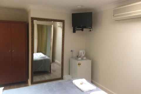 Aussie Hotel - Accommodation Newcastle 6