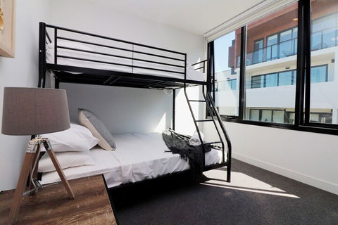 Queen Of Northcote Views Rejuvenate Stays - Accommodation Newcastle 5