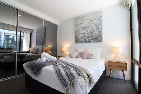 Queen Of Northcote Views Rejuvenate Stays - Accommodation Newcastle 3