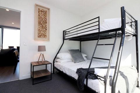 Queen Of Northcote Views Rejuvenate Stays - Accommodation Newcastle 7