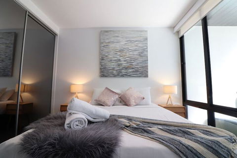 Queen Of Northcote Views Rejuvenate Stays - Accommodation Newcastle 1