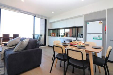 Queen Of Northcote Views Rejuvenate Stays - Accommodation Newcastle 0