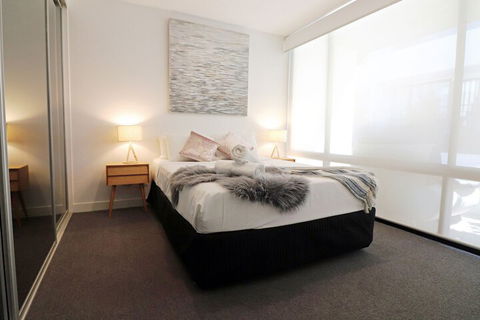 Queen Of Northcote Views Rejuvenate Stays - Accommodation Newcastle 2