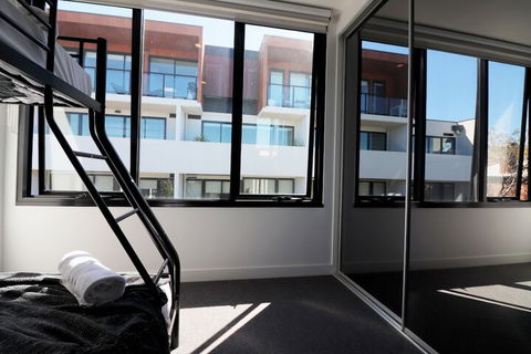Queen Of Northcote Views Rejuvenate Stays - Accommodation Newcastle 6