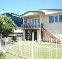 Spacious 2-Storey Home By The Bay Sleeps 12 - Accommodation Newcastle