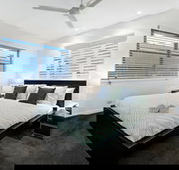 Sunrise Executive 5 Bedroom Home - Accommodation Newcastle