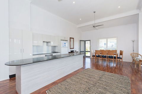 Surf Break Fingal Bay - Accommodation Newcastle 2