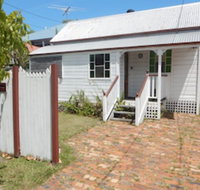 Charming Private 3-Bedroom Cottage By The Bay - Accommodation Newcastle