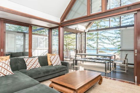 Your Luxury Escape - On The Bay - Accommodation Newcastle 0