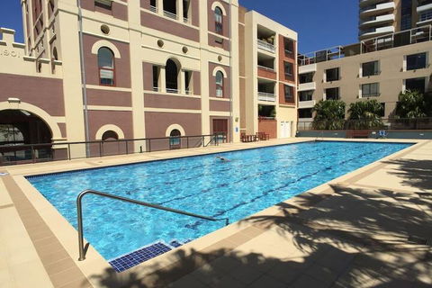 Ample Space In This 1 Bed Apt Also With Pool / Gym - Accommodation Newcastle 3