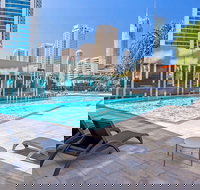 Sealuxe - Central Surfer Paradise Seaview Deluxe Spa Apartment - Accommodation Newcastle