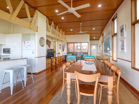 Claytons On Cylinder Beach Front - Accommodation Newcastle 4