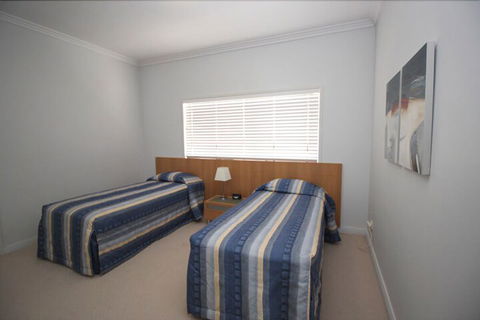 Deep Blue 12 - Accommodation Newcastle 6