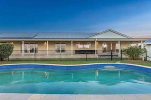 Your Luxury Escape Byron Sunset Breeze - Accommodation Newcastle 0