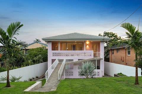 Sunset Beach - Accommodation Newcastle 1