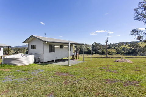 Valley Cabins By The Creek - Accommodation Newcastle 3