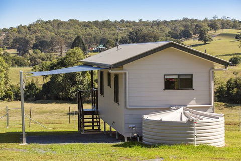 Valley Cabins By The Creek - Accommodation Newcastle 2