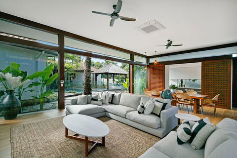 ESPRIT 2 PALM COVE BRAND NEW - Accommodation Newcastle 4
