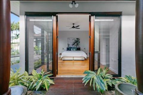 ESPRIT 2 PALM COVE BRAND NEW - Accommodation Newcastle 2