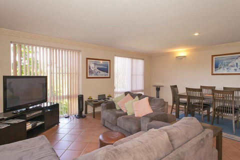 1 / 17 22nd Ave Sawtell NSW - Accommodation Newcastle 5